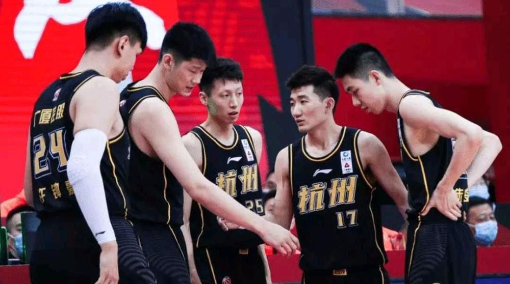 西汉姆联上场比赛在主场2-0战胜曼彻斯特联，球队过去4场比赛赢下3场。